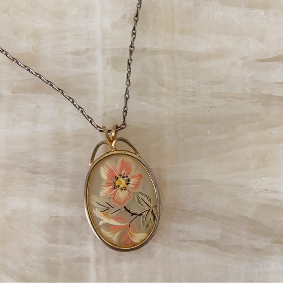 Vintage Jewelry - Vintage 60s flower pendant gold tone necklace